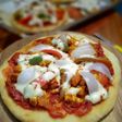 নো ওভেন নো ইস্ট চিকেন পিজ্জা (Chicken pizza recipe in bengali)