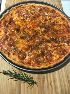 Una foto de Pastel de salsa de tres tomates y quesos manchego curado y mozzarella