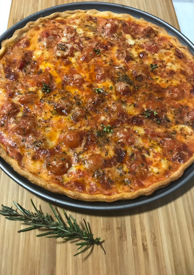 Una foto de Pastel de salsa de tres tomates y quesos manchego curado y mozzarella