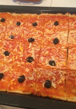 صورة لوصفة بيتزا 🍕 بالسميد الرقيق