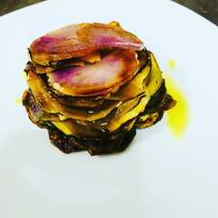 Una foto de Milhojas de patatas violetas