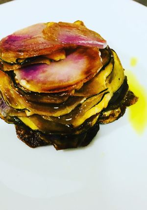 Una foto de Milhojas de patatas violetas