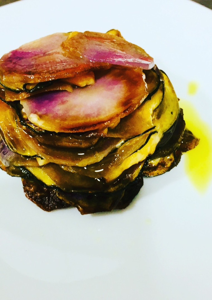 Una foto de Milhojas de patatas violetas