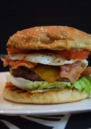 Tojásos-baconös sajtburger 🥚🥓🍔 recept fotója