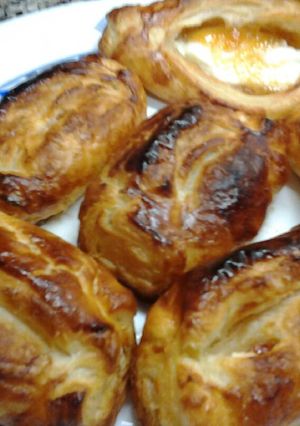 Una foto de Hojaldres rellenos de queso de cabra con mermeladas de sabores