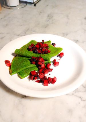 Una foto de Panqueques "Hulk" con manzanas salteadas