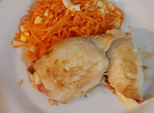 Una foto de Bifes de pollo rellenos con jamón y queso 😋