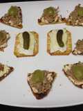 Mini cruasanes tostados con atún y queso