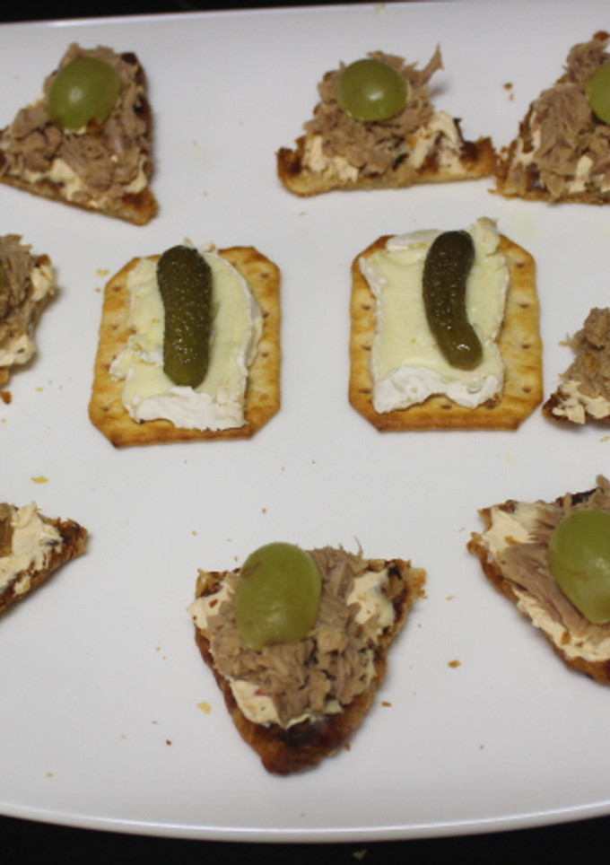 Una foto de Mini cruasanes tostados con atún y queso