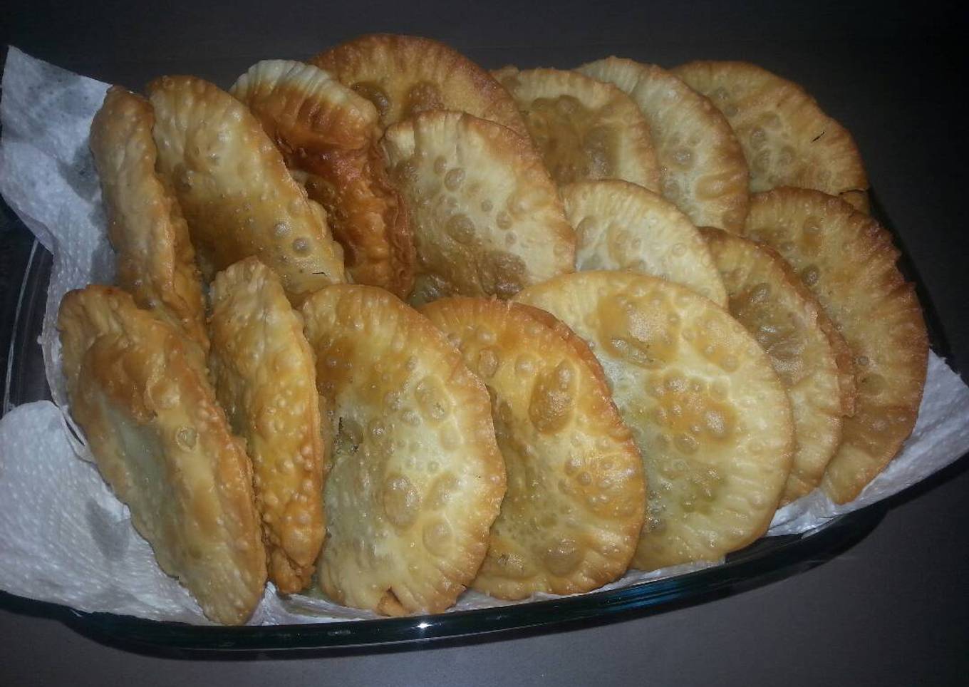 Empanaditas redondas rellenas de carne picada