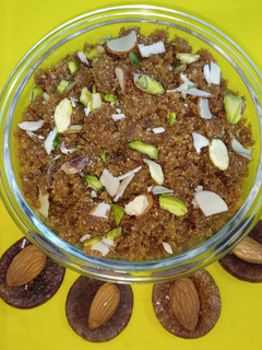 पौष्टिक अंजीर बदाम हलवा (anjir badam halwa recipe in marathi) रेसिपी चे मुख्य फोटो