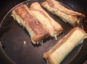 Una foto de Pan francés relleno de nutela y plátano