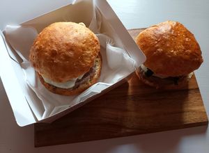 Foto di Burger buns con scamorza e cavolo nero