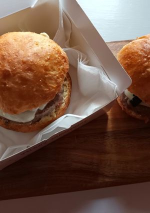 Foto di Burger buns con scamorza e cavolo nero