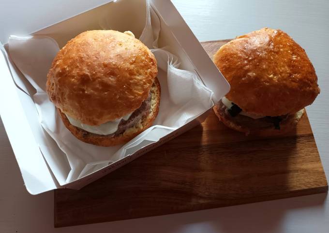 Ricetta di Preferito Burger buns con scamorza e cavolo nero