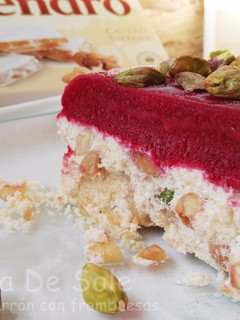 Una foto de Terrina helada de turrón con frambuesas