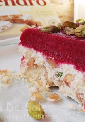 Una foto de Terrina helada de turrón con frambuesas