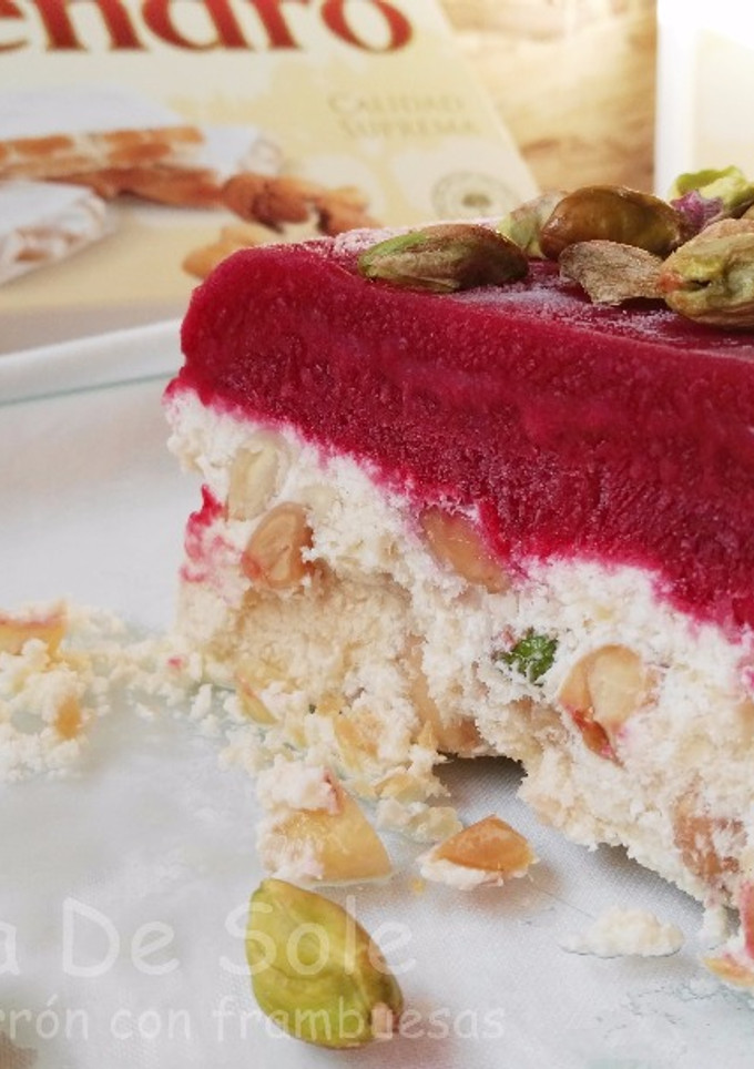 Una foto de Terrina helada de turrón con frambuesas
