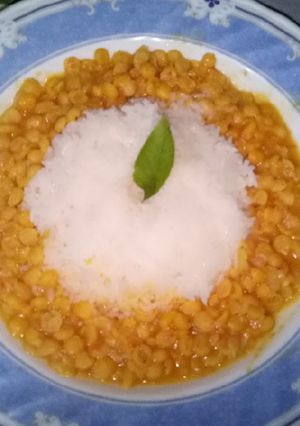 A picture of Chanadaal and rice.