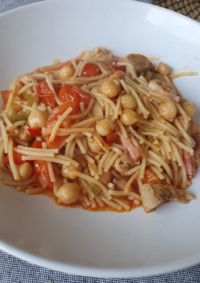 Una foto de Fideos con garbanzos al horno