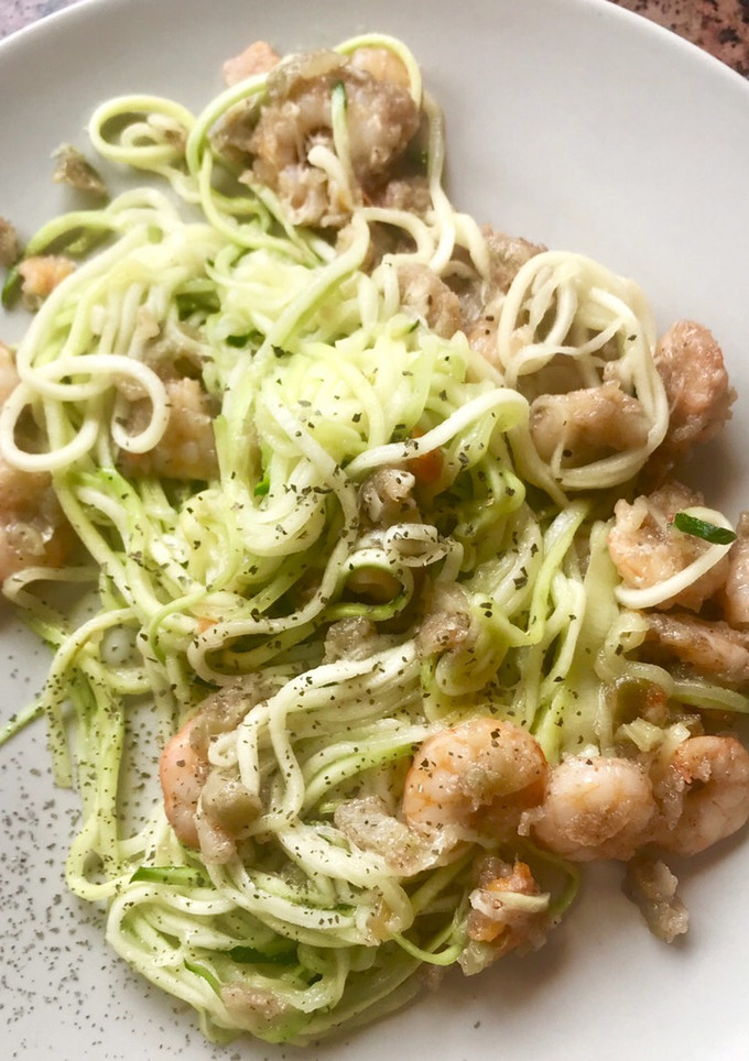 Una foto de Spaguettis de calabacín con gambas