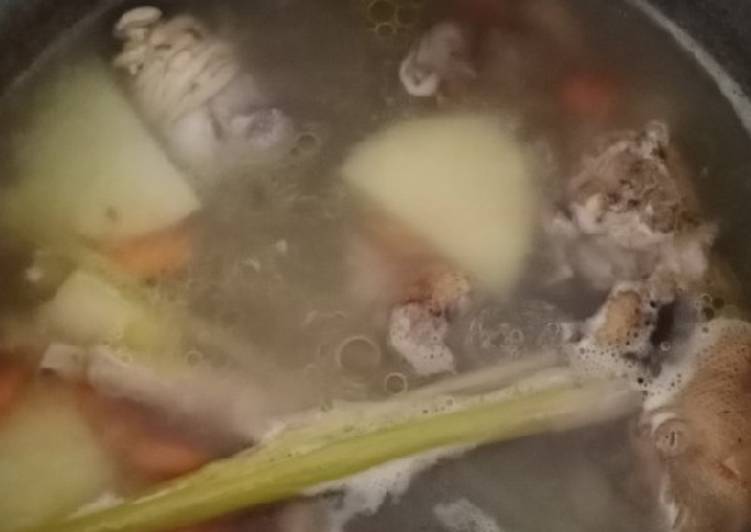 Langkah Mudah untuk Menyiapkan Sup ayam kampung sederhana, Bisa Manjain Lidah