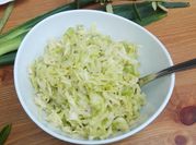 Una foto de ensalada de repollo blanco