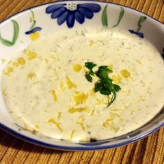 A picture of Yoghurt lemon and mint sauce.