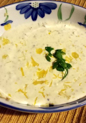 A picture of Yoghurt lemon and mint sauce.