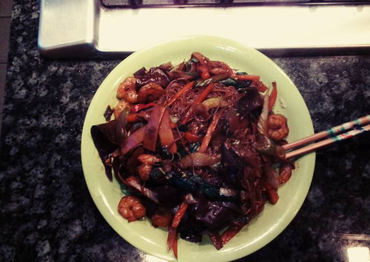 Recipe: Delicious Pad Kee Mao shrimp