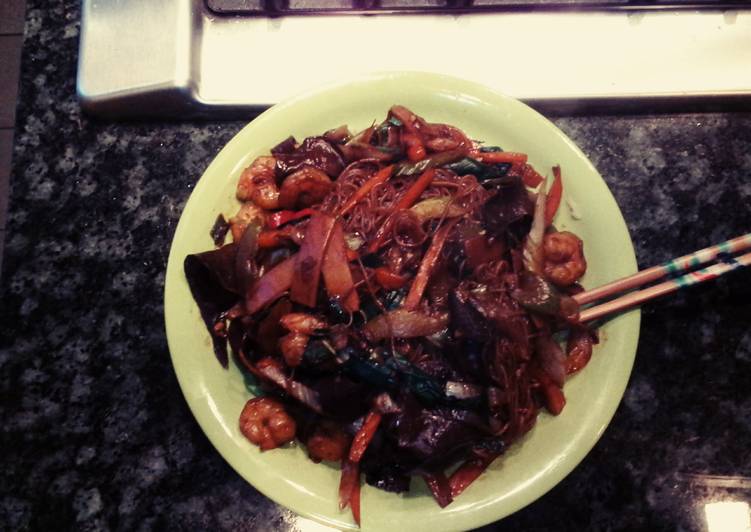 Recipe: Appetizing Pad Kee Mao shrimp