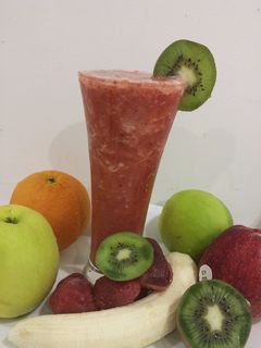 صورة لوصفة كوكتيل الفواكه المشكلة 🍎🍌🍊🍏🍐🍒🍓🍐🍓🍍