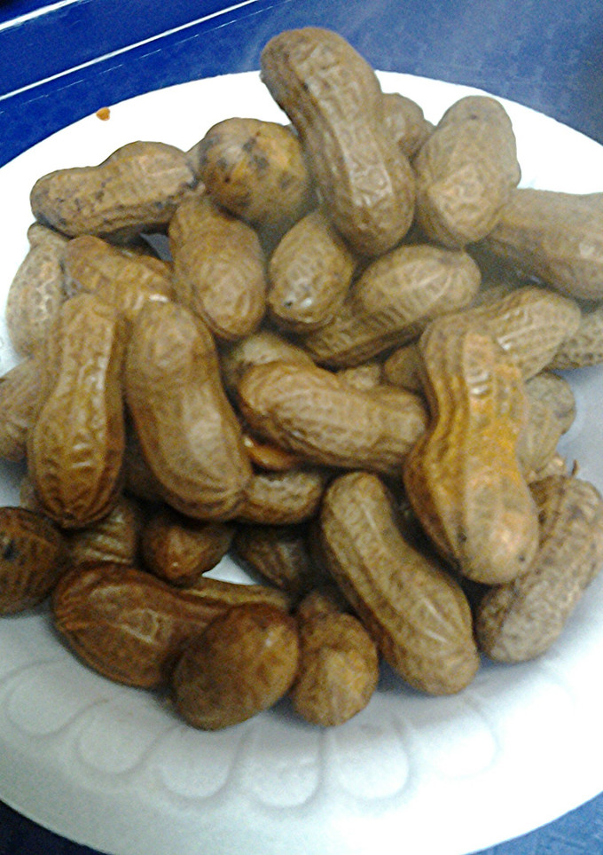 A picture of Salted boiled peanuts.