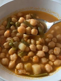 Una foto de Garbanzos con verduras y pavo