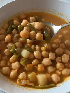 Una foto de Garbanzos con verduras y pavo