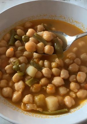 Una foto de Garbanzos con verduras y pavo