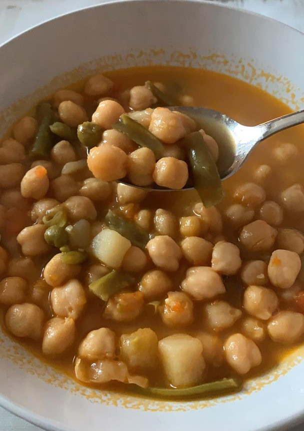 Una foto de Garbanzos con verduras y pavo