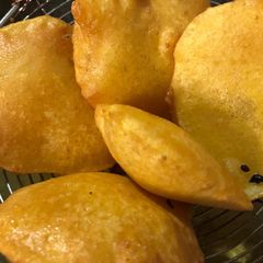 A picture of Aloo ke pakorey.