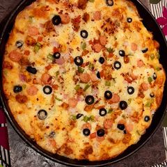 A picture of Garlic mayo sauce pizza.