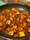 Indiai, gombás zöldborsós egytálétel (Khumba Matar, Paneer)