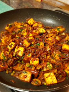 Indiai, gombás zöldborsós egytálétel (Khumba Matar, Paneer) recept fotója