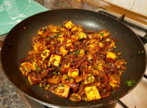 Indiai, gombás zöldborsós egytálétel (Khumba Matar, Paneer) recept fotója