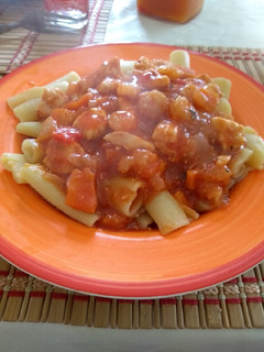 Una foto de Fideos con camarones y pollo con verduras 😋😍