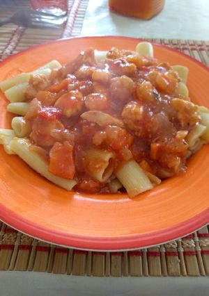 Una foto de Fideos con camarones y pollo con verduras 😋😍