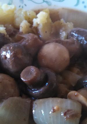 A picture of Crockpot sirloin tips with mushrooms.