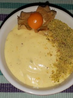 O poză a rețetei Șarlotă de portocale cu mascarpone și fistic.