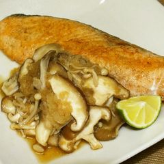A picture of Japanese-style Meunière Salmon.