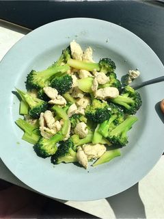 Hình của món Súp lơ xào ức gà (bữa trưa) eat clean.