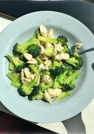 Hình của món Súp lơ xào ức gà (bữa trưa) eat clean.