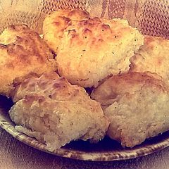 A picture of Cheesy Biscuits.